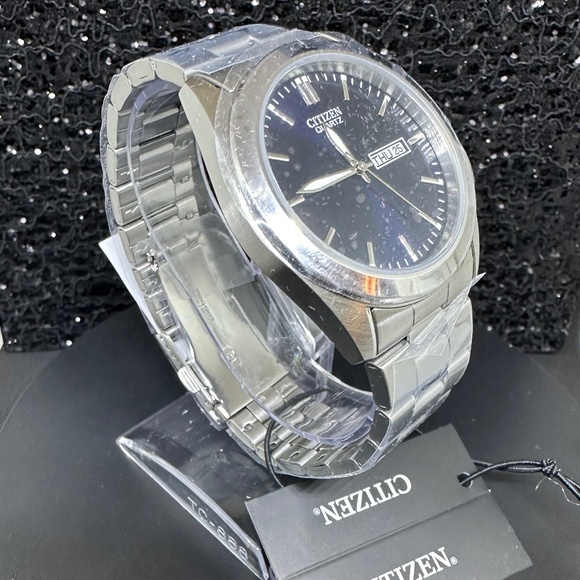 Men's NWT Citizen Midnith face w/Date and Silver Bezel Leading to a Silver Band - Picture 4 of 7